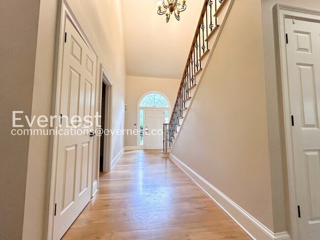 Building Photo - 5 Bed/3.5 Bath Home with Garage /Available Now!