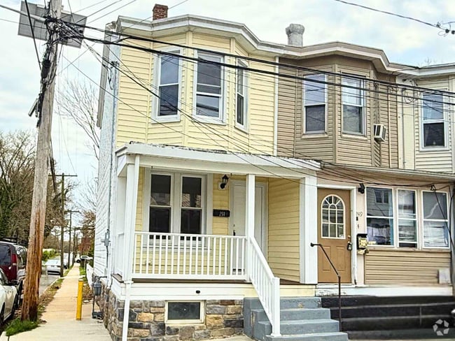 Building Photo - 251 Henry St