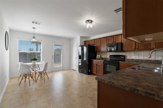 Building Photo - 900 Washburn Dr