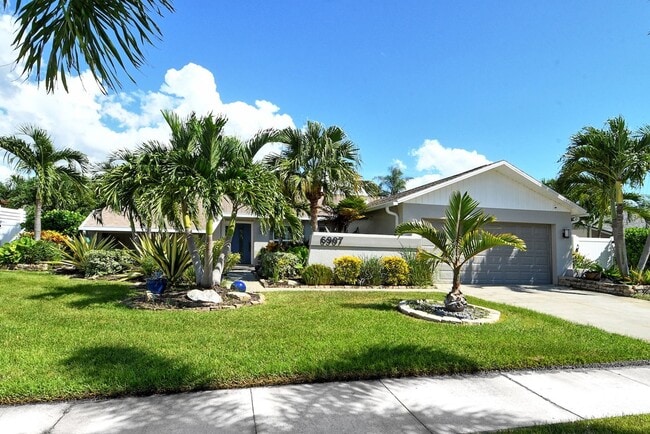 Foto del edificio - Spacious 4 Bedroom 2 Bath Home Featuring A...