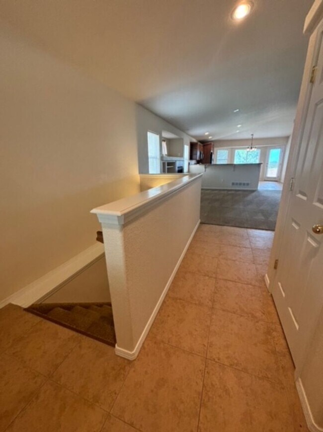 Building Photo - 3 Bed 2.5 Bath Townhouse w/ AC - Available...