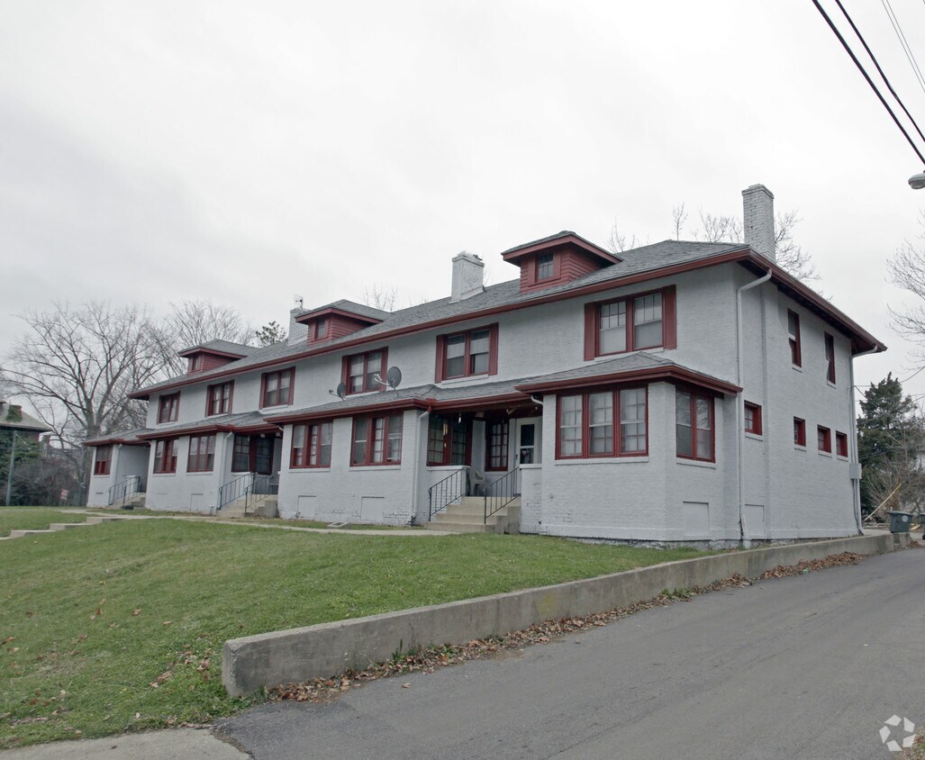 Building Photo - 943 Five Oaks Ave