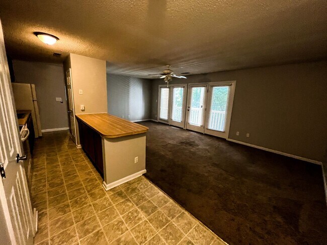 Building Photo - Cozy Greensboro Condo - 2 Bedrooms, 2 Full...