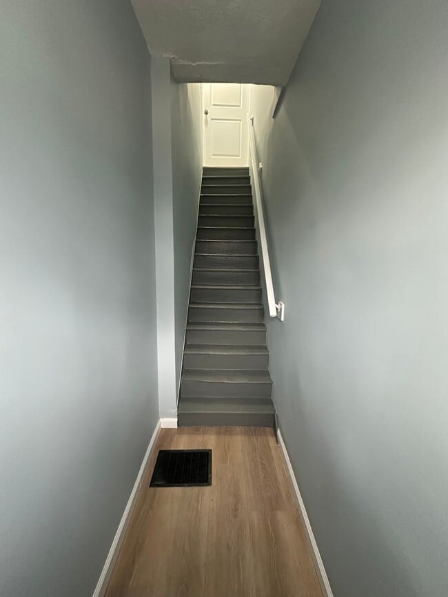 Foto del edificio - CHARMING, 1 BEDROOM UPPPER LEVEL DUPLEX