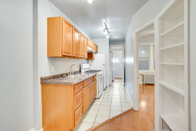 Photo - Kingman Park Charming Brick Townhome - Mov...