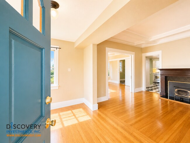 Foto del edificio - Charming Mediterranean Style Cleveland Heights Home with Tiered Yard