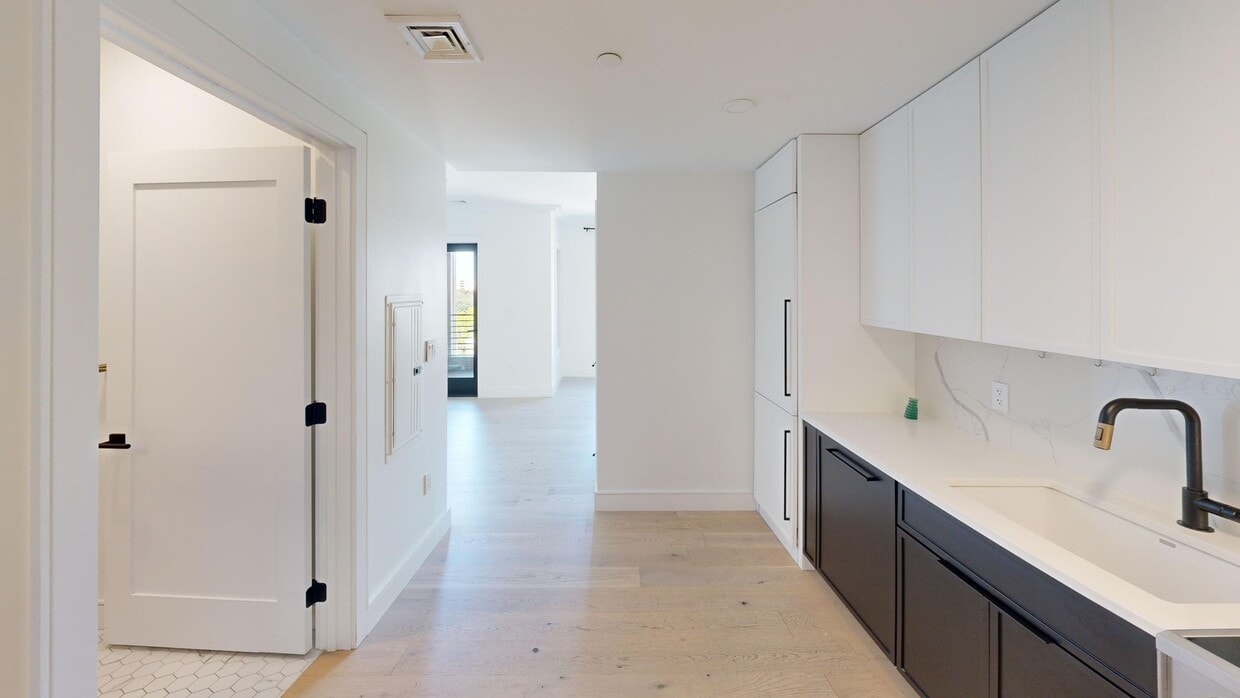 Foto principal - Studio with Laundry in Unit; Gym on Site! ...