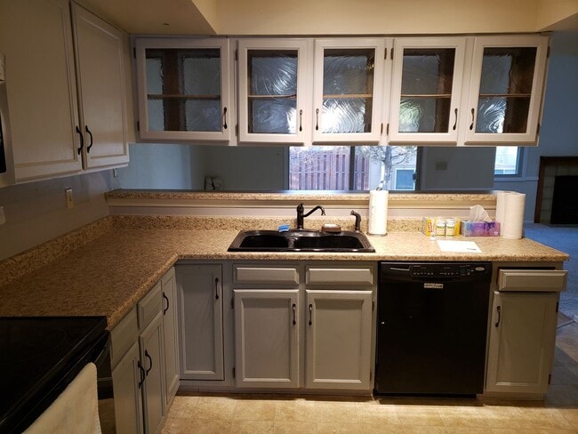Building Photo - 2 BEDROOM, 2 1/2 BATH TOWNHOME W/2 CAR GAR...