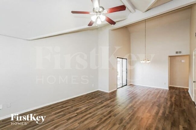 Building Photo - 2404 Busch Dr