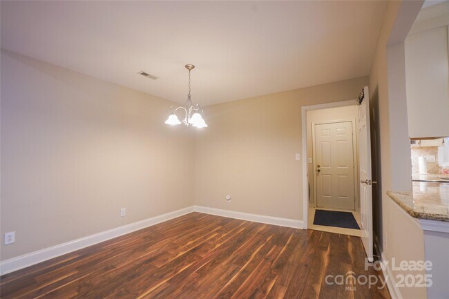 Foto del edificio - 2434 Dryden Ln