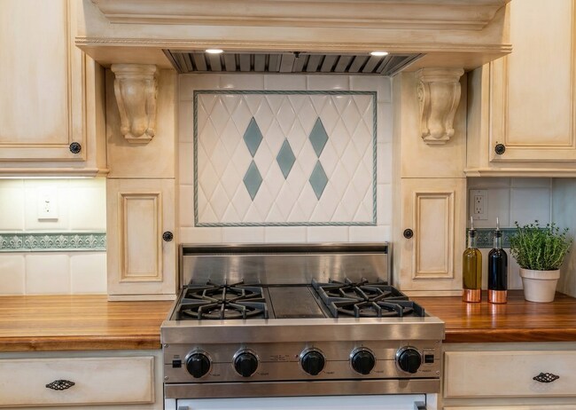 Building Photo - 27014 Carmelita Dr