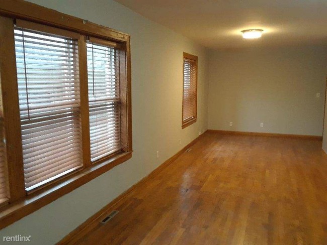Building Photo - 2 br, 1 bath  - 4626 N Hamlin Ave Apt 1