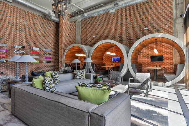 Salón social - 915 Glenwood Apartments on the Beltline