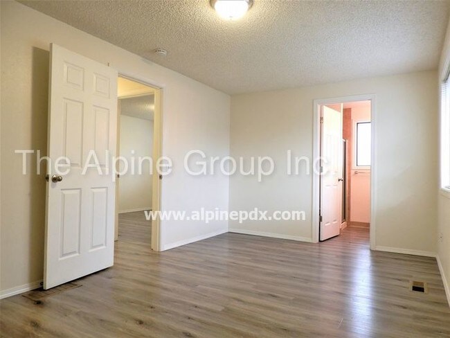 Building Photo - 2 Bedrooms, 2 Bathroom Duplex!