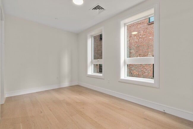 Building Photo - 305 Border St