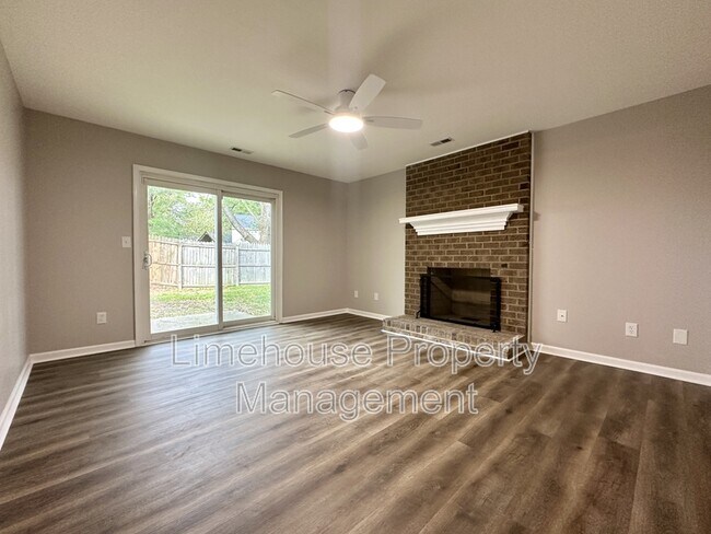 Foto del edificio - 5652 Glen View Dr