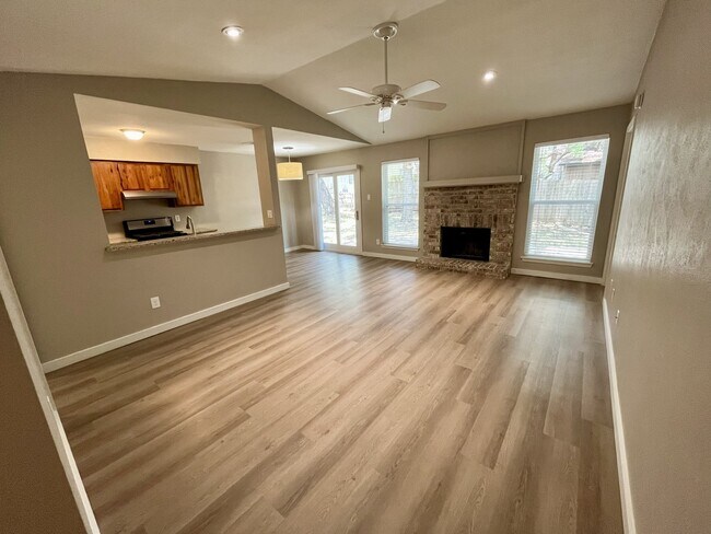 Foto del edificio - 4501 Dorsett Oaks Cir