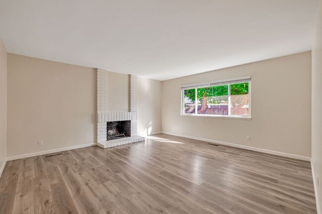 Foto del edificio - Recently Remodeled Duplex with Private Bac...