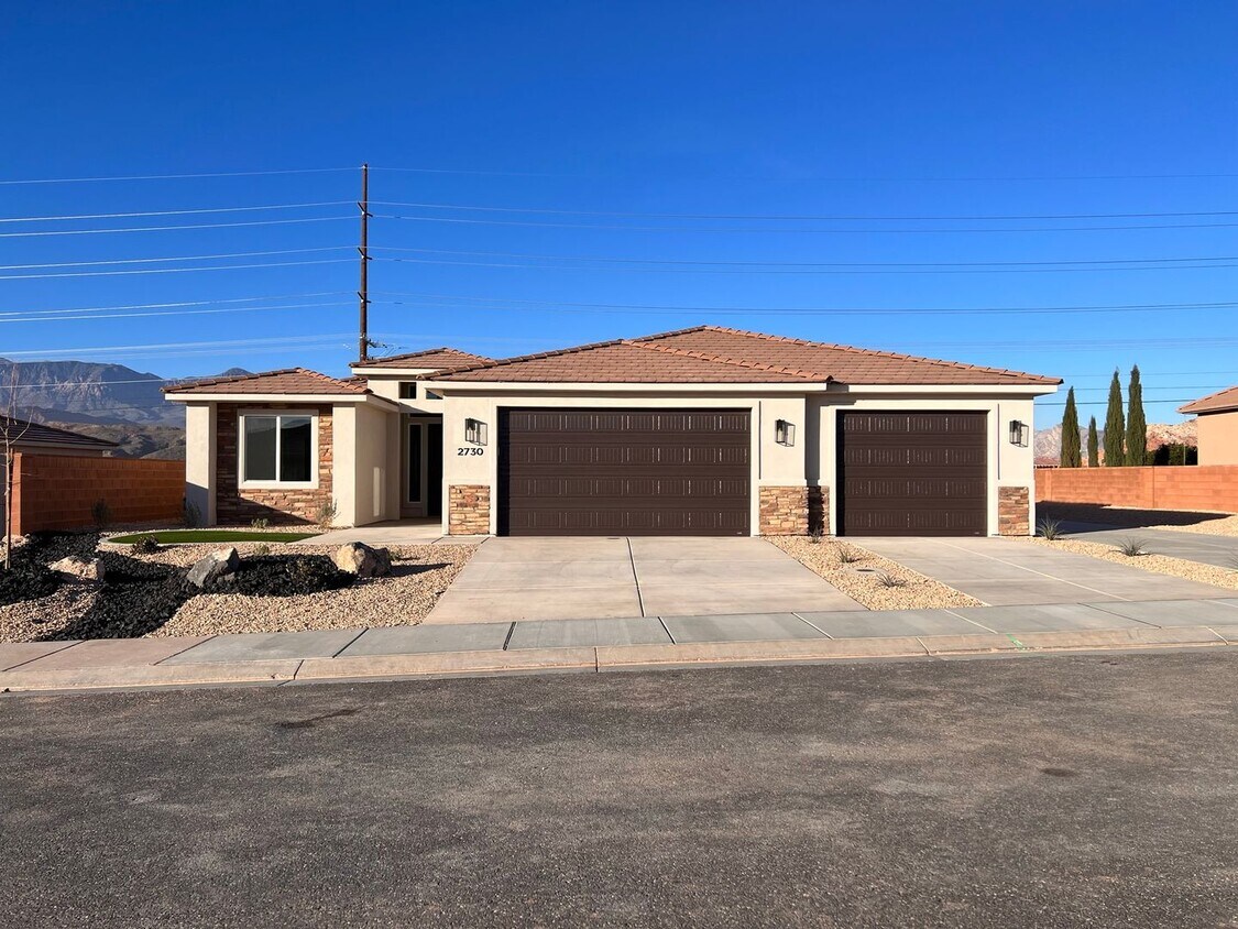 Primary Photo - Newer home in Sky Ridge