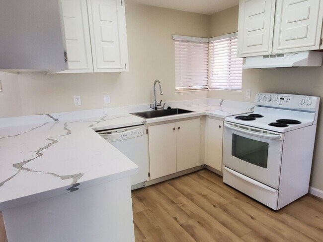 Foto del edificio - 3 bedroom, 2 bathroom home with 2 car garage.