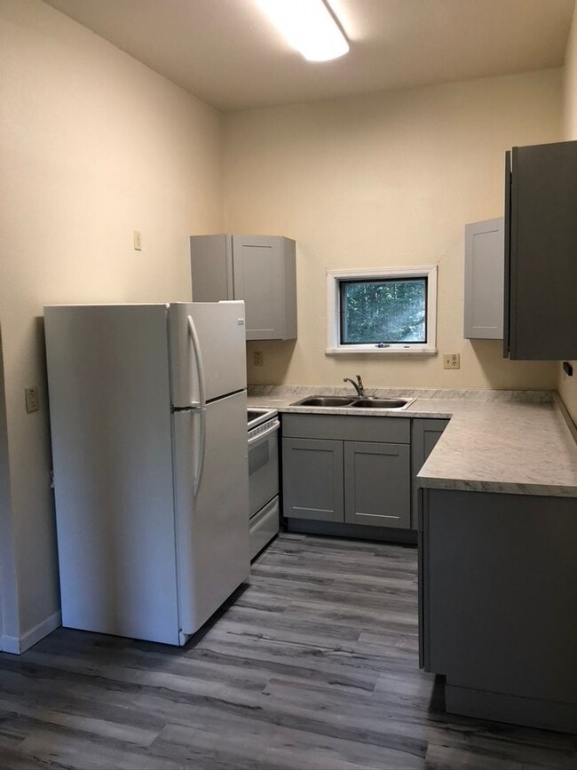 Building Photo - Newly remodeled - 1 bed - 1 bath off Rosie Creek