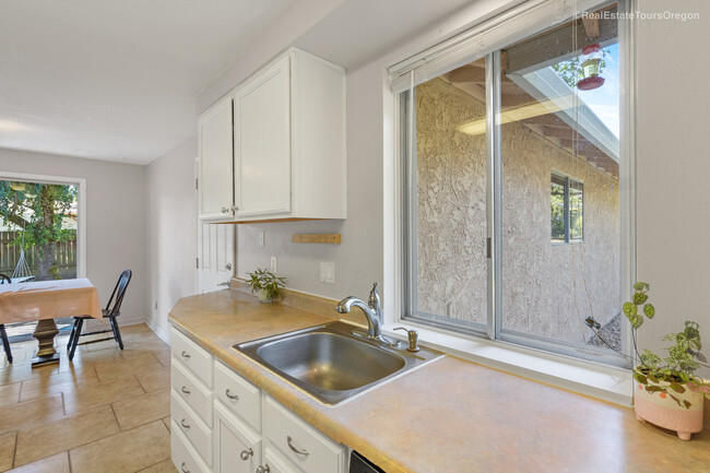 Building Photo - 5870 SW 187th Dr