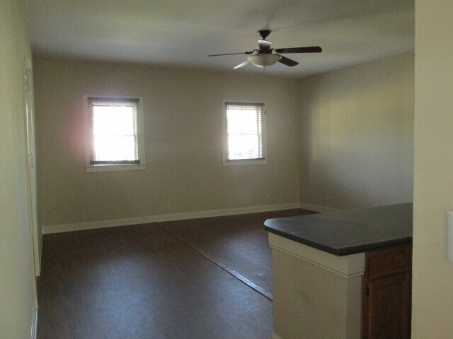 Building Photo - 548 E Hall St