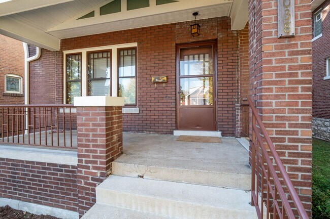 Foto del edificio - Hi-Pointe Adjacent House!