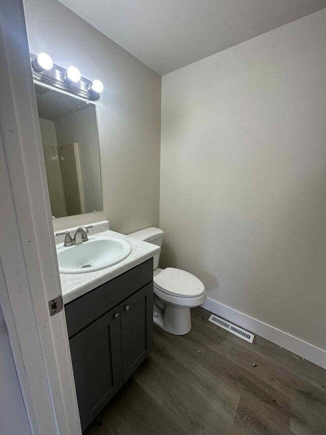 Building Photo - REMODELED 2 Bedroom Duplex