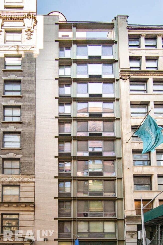 Building Photo - 31 W 17th St