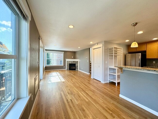 Building Photo - Queen Anne Townhouse