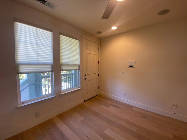 Foto del edificio - Newer Multi-Level Downtown Townhouse with ...