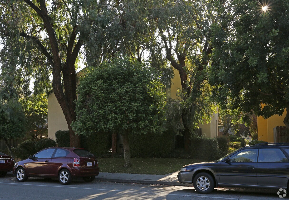 Building Photo - 2027 Halford Ave