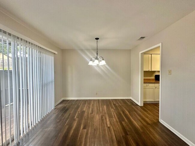 Building Photo - Available-2 Bed 2 Bath Apartment in Central Tyler!