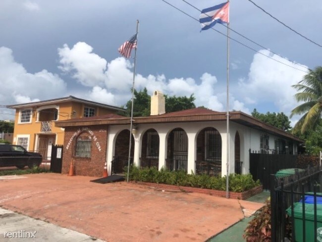 Building Photo - 3 br, 2 bath Apartment - 853 SW 14 Ave