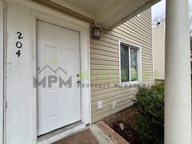 Building Photo - 204 S Cromwell St