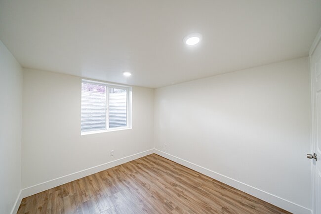 Building Photo - 303 W 20th St