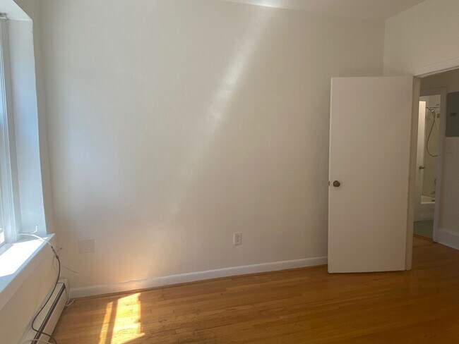 Foto del edificio - HUge 2 bed on comm ave