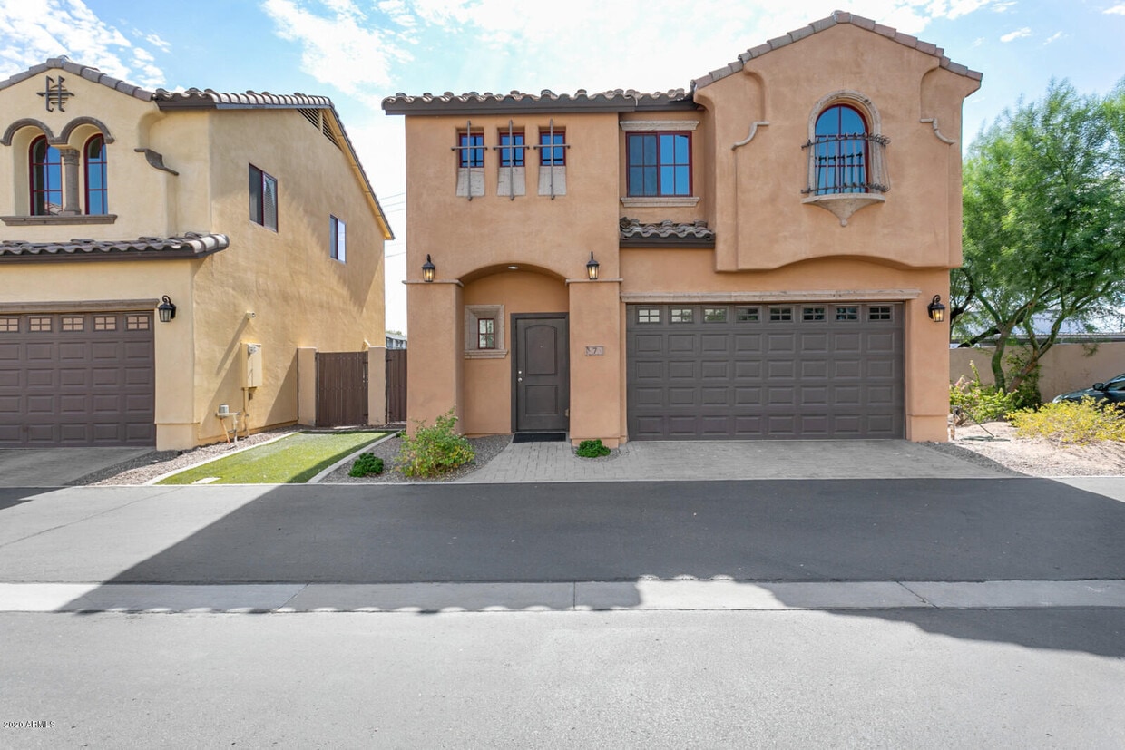 Foto principal - 3345 E Pinchot Ave