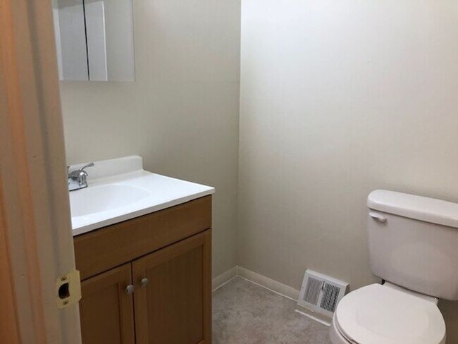 Building Photo - Two Bedroom Apartment 19115