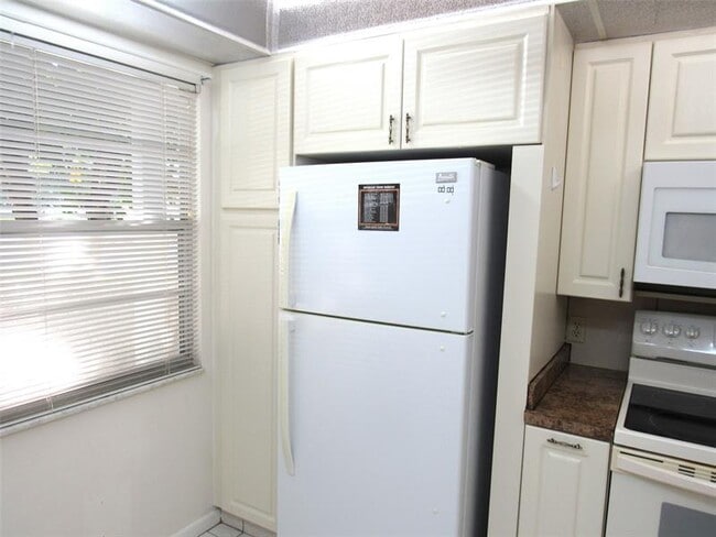 Building Photo - 2804 Victoria Way