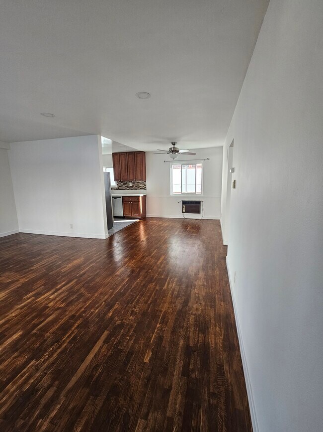 Foto del edificio - 1537 N Laurel Ave