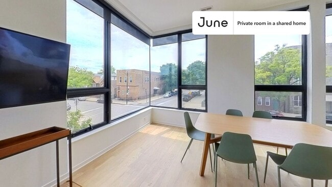 Building Photo - Private bedroom in 4 bed/3 bath Home