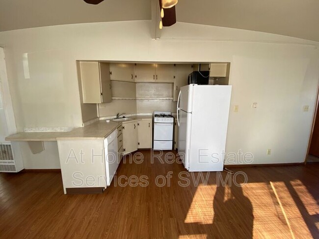Building Photo - 1832 S Sieger Dr