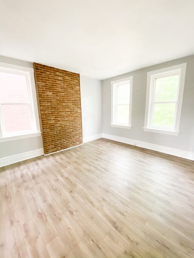 Foto del edificio - Spacious Historic Homestead on cobblestone drive, 3 Bed, Central AC