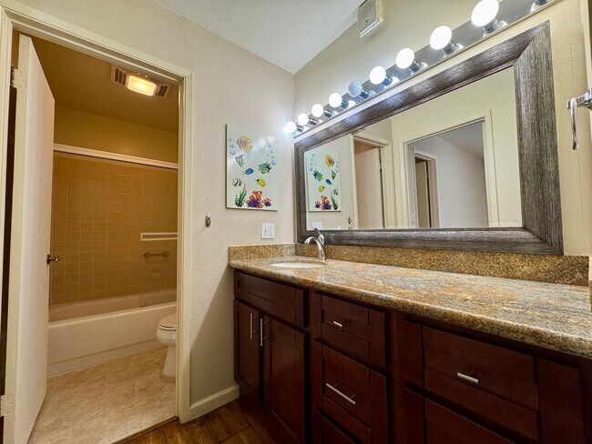 Foto del edificio - Expansive Corner Unit at Watergate with a ...