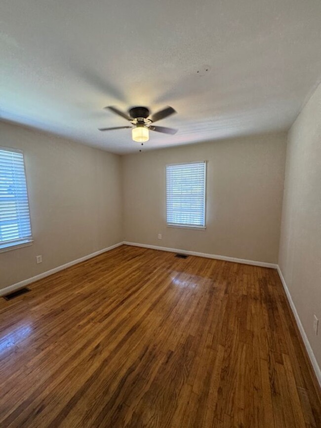 Building Photo - Charming bungalow in Overbrook  - 2 bedroo...