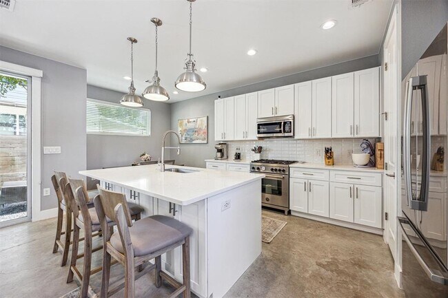 Building Photo - 1153 Webberville Rd