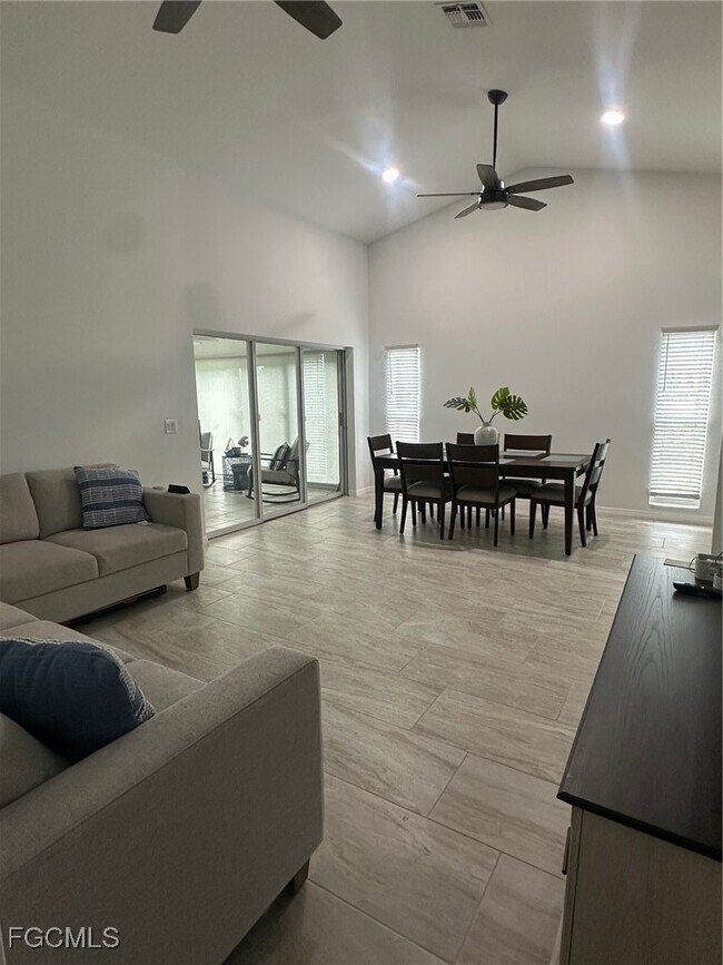 Building Photo - 16821 Sanibel Sunset Ct