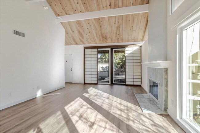 Foto del edificio - Charming 2 Bed 2 Bath Sunnyvale Condo with Vaulted Ceilings and Patio